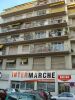 Unsere Wohnung im zweiten Stock (beim roten Velo) und der Supermarkt gleich im Erdgeschoss