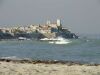 Altstadt von Antibes bei Wind und mittleren Wellen