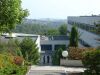 Blick in den Innenhof mit Aussicht auf Antibes im Hintergrund