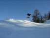 Tom bei einem Snowboard-Jump. Klicke auf "Ganzes Video" um das Video anzuschauen.