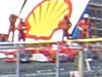 Und schon geht's los, das erste Rennauto, das wir erkennen knnen, ist ein Ferrari, hchstwahrscheinlich Schumi.