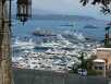 Der grosse Hafen von Monaco mit diversen Privatyachten und einem Kreuzfahrtschiff