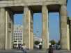 Der Fernsehturm durch das Brandenburger Tor