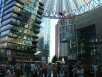 Das Sony Center, ein grosser Glas-berdachter Platz umgeben von modernen Gebuden
